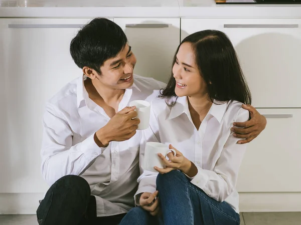 Junge Attraktive Asiatische Paare Weißem Hemd Und Jeans Sitzen Zusammen — Stockfoto