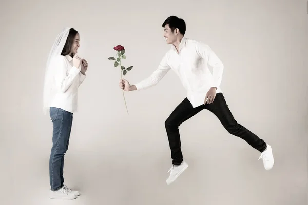 Junges Attraktives Asiatisches Paar Weißem Hemd Und Schleier Vor Weißem — Stockfoto