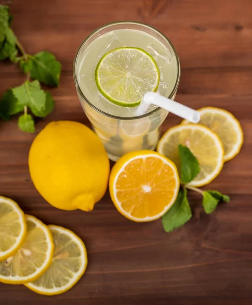 Refrescante Vaso Jugo Lima Fría Con Hielo Paja Decorando Los —  Fotos de Stock