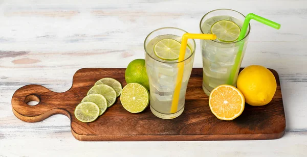 Refrescantes Vasos Jugo Frutas Frías Lima Helada Jugo Limón Decorando —  Fotos de Stock