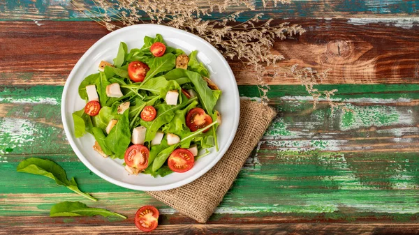 Salada Foguete Saudável Fresca Com Tomate Pequenos Pedaços Frango Assado — Fotografia de Stock