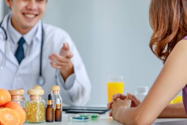 Doktor sağlıklı beslenmek için yararlı besinleri yemenizi tavsiye ediyor.
