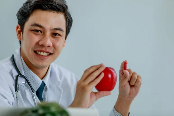 Médico Aconseja Comer Los Nutrientes Beneficiosos Para Salud — Foto de Stock