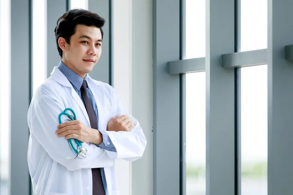 Asyalı Doktor Ayakta Duruyor Akıllı Görünüyor — Stok fotoğraf