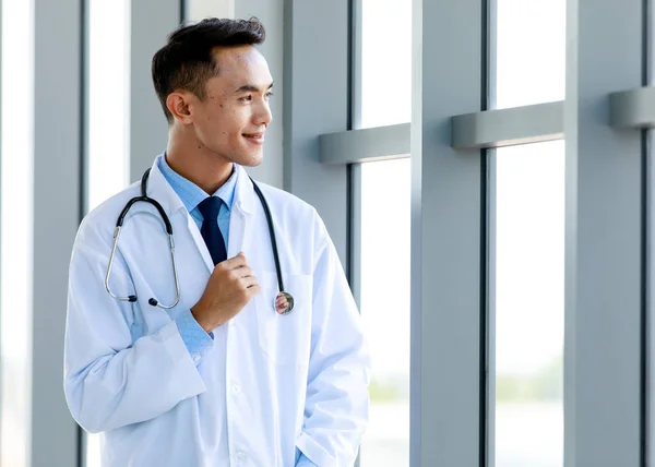 Asijský Lékař Stojící Vypadat Chytře — Stock fotografie