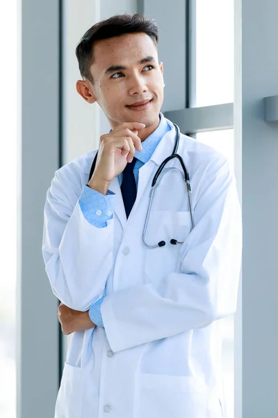 Asijský Lékař Stojící Vypadat Chytře — Stock fotografie