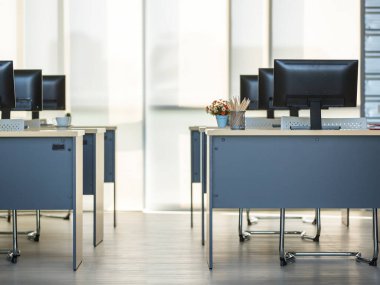 Modern iç mekan, ofis ya da işyerinin arka plan fotoğrafı ve ahşap masalar üzerinde sıralı bilgisayarlar. Teknoloji ve İş Konsepti