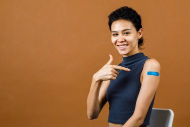 Portre Kapanış Stüdyosu, hastaneden Coronavirus Covid-19 aşısı aldıktan sonra omuzundaki mavi alçıyı gösteren mutlu ve seksi kadın hastayı çekti..