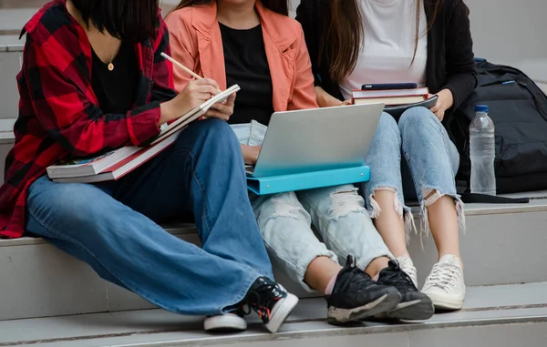 Grupa Czterech Młodych Atrakcyjnych Azjatyckich Studentek Studiujących Razem Kampusie Uniwersyteckim — Zdjęcie stockowe