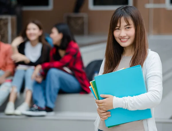 Gros Plan Jeunes Étudiantes Attrayantes Détenant Des Fichiers Documents Souriant — Photo