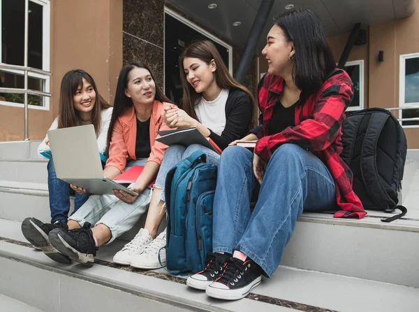 Grupa Czterech Młodych Atrakcyjnych Azjatyckich Studentek Studiujących Razem Kampusie Uniwersyteckim — Zdjęcie stockowe