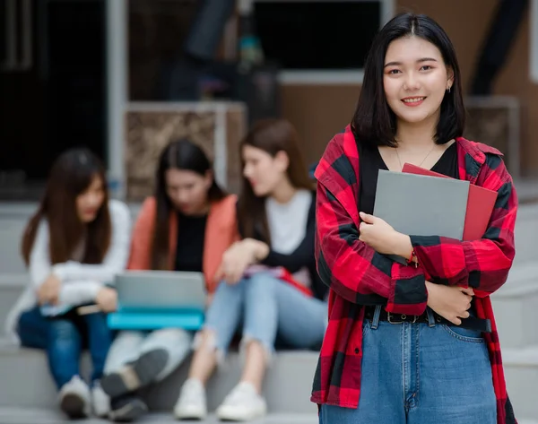 Chiudi Giovani Attraenti Studentesse Universitarie Possesso Documenti Che Sorridono Alla — Foto Stock