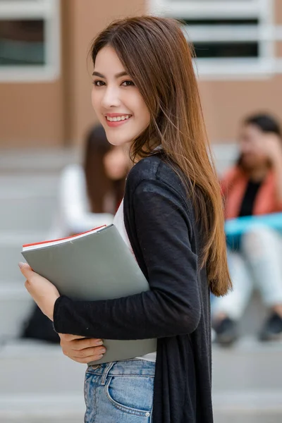 Acérquese Las Jóvenes Atractivas Estudiantes Universitarias Sosteniendo Archivos Documentos Sonriendo — Foto de Stock