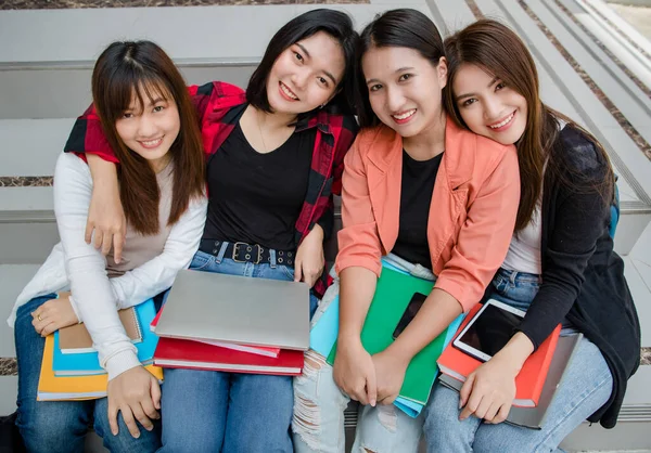 Группа Четырех Молодых Привлекательных Азиатских Девочек Студентов Колледжа Улыбается Перед — стоковое фото
