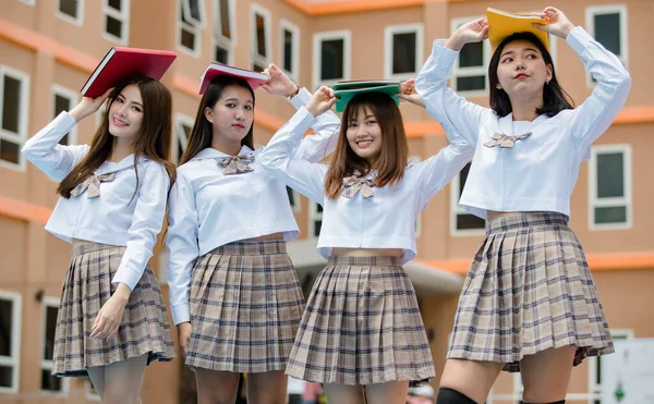 Grupo Quatro Jovens Atraentes Asiáticos Estudantes Ensino Médio Feminino Marrom — Fotografia de Stock