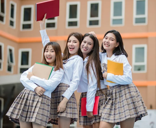 Gruppo Quattro Giovani Studentesse Asiatiche Attraenti Uniforme Scolastica Scacchi Marrone — Foto Stock