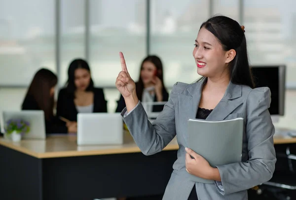 Retrato Joven Atractiva Trabajadora Oficina Asiática Trajes Negocios Formales Sonriendo —  Fotos de Stock