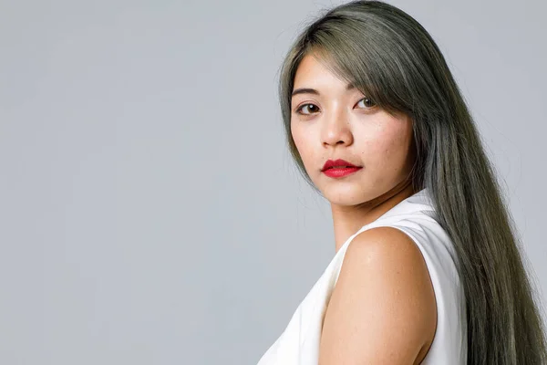 Asiatisk Kvinna Porträtt Ung Ålder Har Hårfärg Gjort Ser Glad — Stockfoto