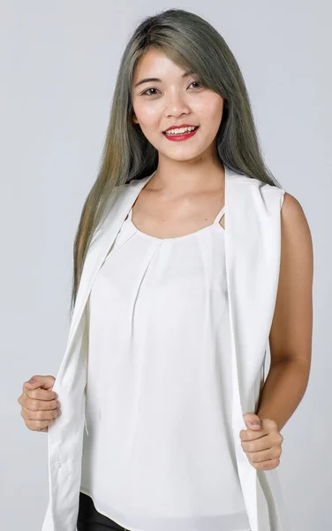 アジアの女性の肖像画若い年齢 髪の色が行われ 幸せな自信と精力的に見えます 白地に隔離された — ストック写真