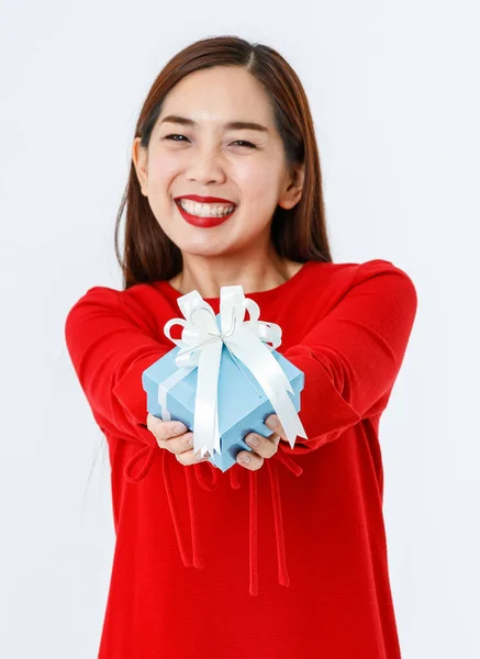 Mujer Asiática Feliz Con Caja Regalo Decorada Con Cinta Pie —  Fotos de Stock