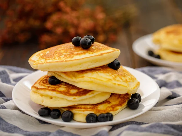 Pilha Deliciosas Panquecas Comida Doce Com Mirtilos Desfoque Folhas Secas — Fotografia de Stock