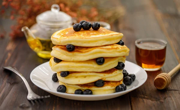 Comida Dulce Pila Deliciosos Panqueques Con Arándanos Miel Plato Blanco — Foto de Stock