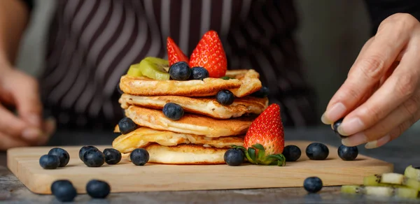 Femme Foyer Préparant Des Crêpes Pour Nourrir Famille Mettant Sur — Photo