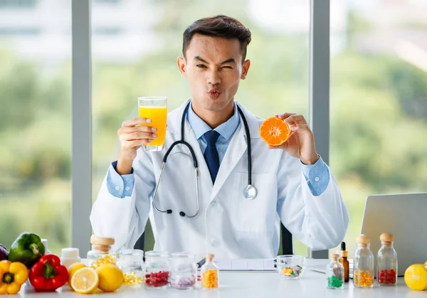 Homem Asiático Uniforme Médico Demonstrando Comparar Metade Laranja Suco Fresco — Fotografia de Stock