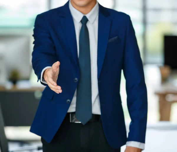 Αγνώριστος Άνδρας Επιχειρηματίας Αριστοκρατικό Κοστούμι Στέκεται Απλωμένο Χέρι Για Χειραψία — Φωτογραφία Αρχείου
