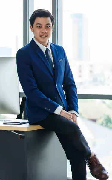 Jovem Bonito Bonito Asiático Empresário Escritório Moderno Com Braços Dobrados — Fotografia de Stock