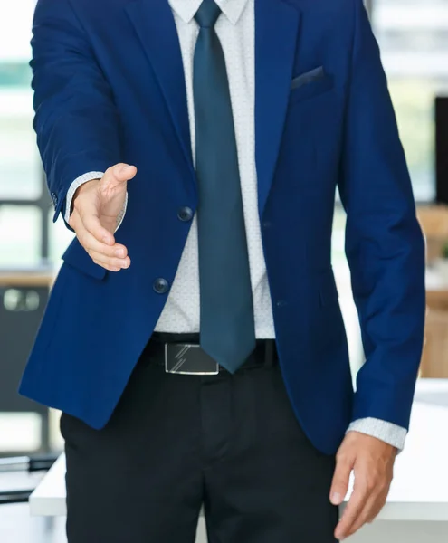 オフィスで握手のための卓越した手で立って上品なスーツで認識できない男性起業家 — ストック写真