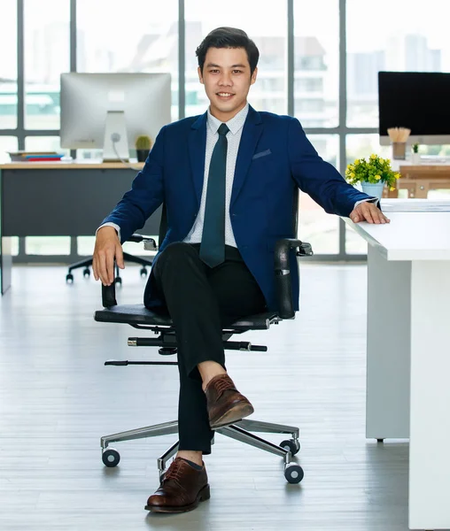 Jovem Elegante Empresário Asiático Terno Azul Sentado Escritório Moderno Com — Fotografia de Stock