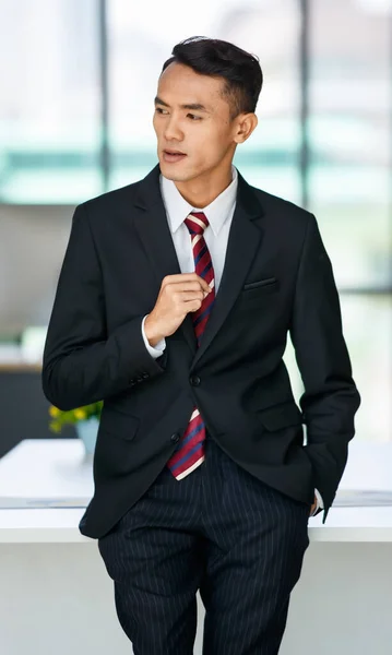 Ενθουσιασμένος Νεαρός Ασιάτης Επιχειρηματίας Επίσημο Κοστούμι Στέκεται Χαρούμενο Πρόσωπο Και — Φωτογραφία Αρχείου