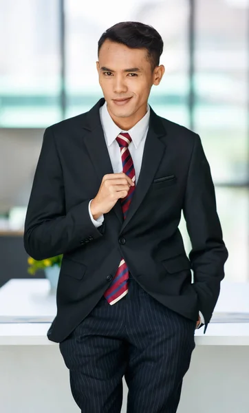 Glad Ung Asiatisk Etnisk Manlig Entreprenör Formell Kostym Står Med — Stockfoto