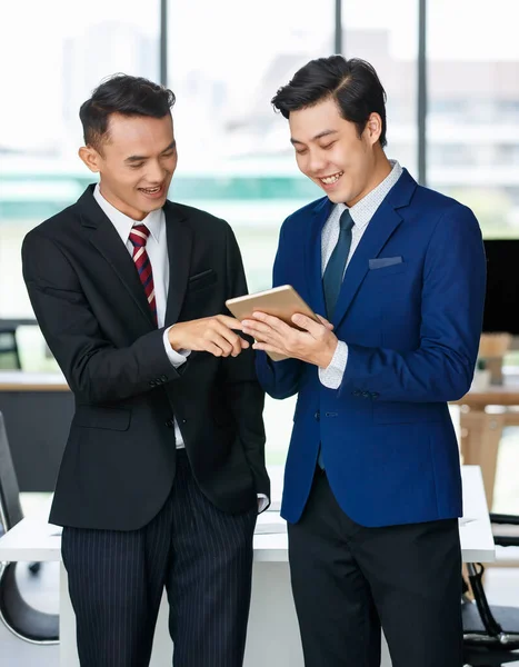 Empresarios Masculinos Asiáticos Positivos Trajes Pie Lugar Trabajo Tableta Navegación — Foto de Stock