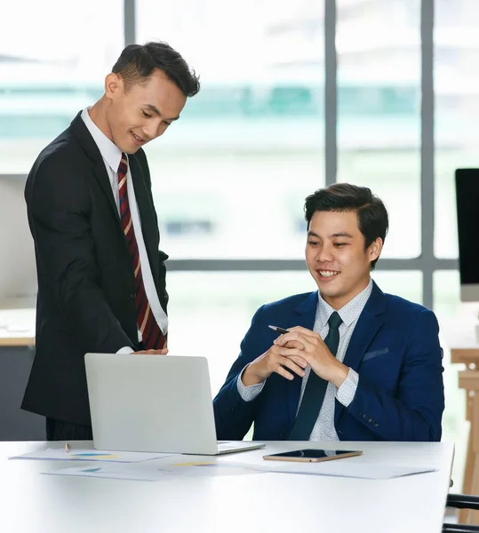 Contenidos Jóvenes Amigos Cercanos Empresarios Masculinos Asiáticos Trajes Elegantes Que — Foto de Stock