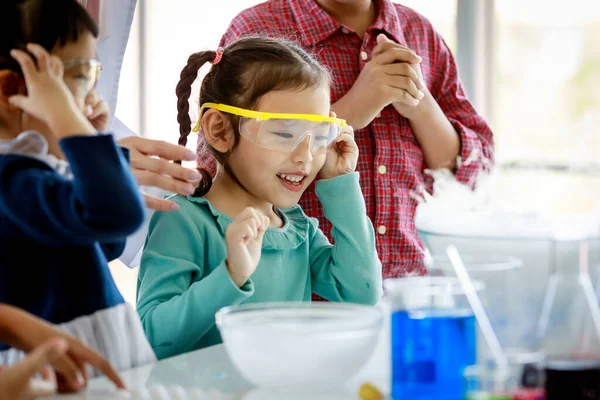 Asiáticos Niños Felices Curiosos Viendo Reacción Las Pruebas Laboratorio Humo —  Fotos de Stock