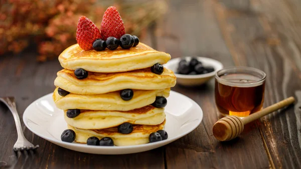 Sweet Food Stack Delicious Pancakes Blueberries Strawberry Honey White Plate — Stock Photo, Image