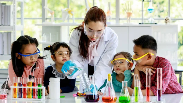 Asiatica Scienziata Professionista Insegnante Camice Bianco Guanti Gomma Occhiali Sicurezza — Foto Stock