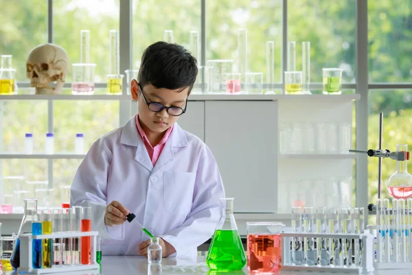 Vážné Asijské Chlapec Laboratorní Plášť Brýle Kapátkem Trubice Míchání Barevné — Stock fotografie