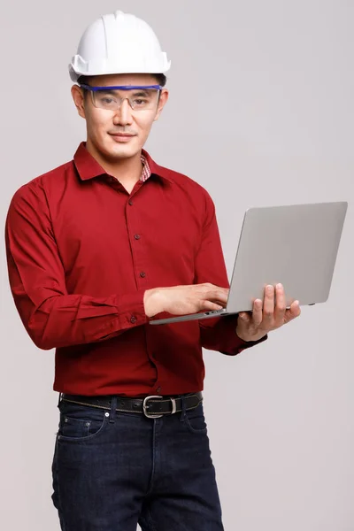 Ázsiai Férfi Vállalkozó Keménykalap Szörfözés Internet Netbook Miközben Dolgozik Projekt — Stock Fotó