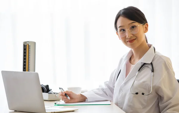 Young Asian Optometrist Who Wear Cute Eyeglasses White Uniform Sit — Stock Photo, Image