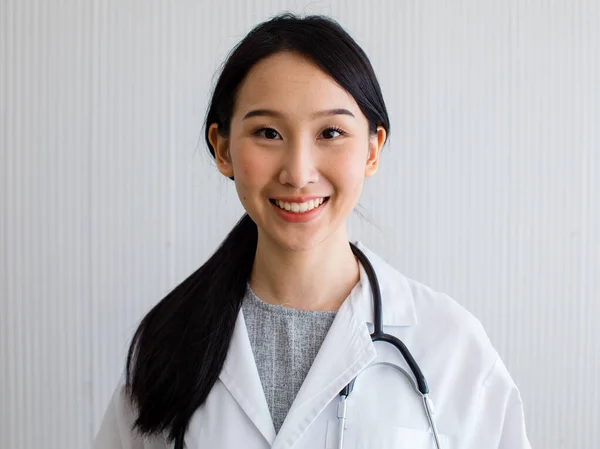 Die Asiatische Ärztin Mit Den Langen Schwarzen Haaren Lächelt Die — Stockfoto