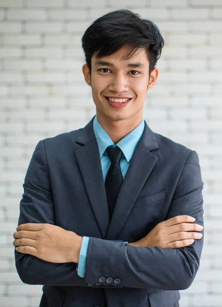 Glücklicher Junger Asiatischer Manager Anzug Blickt Lächelnd Die Kamera Und — Stockfoto