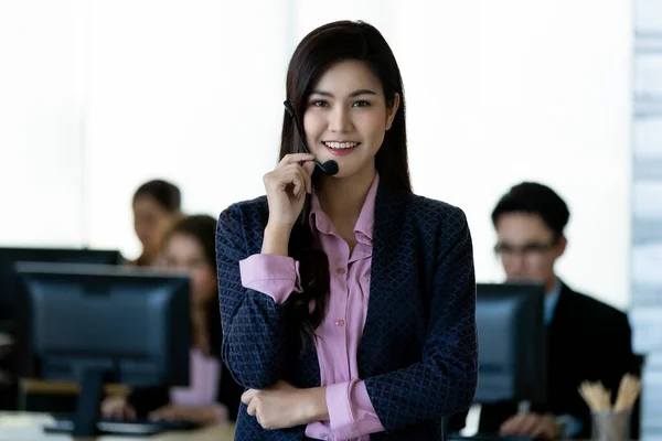 Sonriente Joven Mujer Asiática Chaqueta Formal Auriculares Mirando Cámara Trabajo —  Fotos de Stock