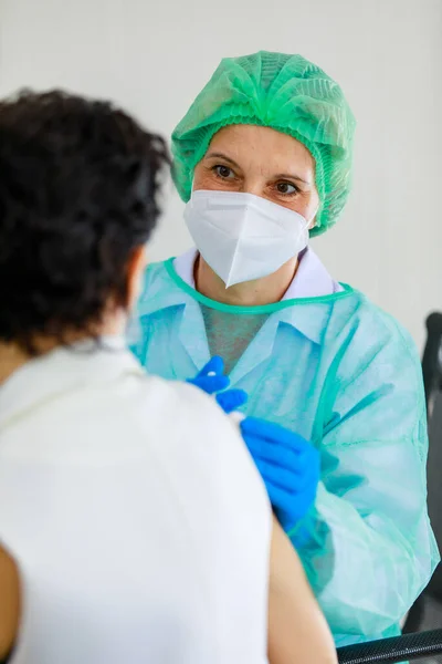 Kaukasisk Överordnad Kvinnlig Läkare Personlig Skyddsuniform Med Ansiktsmask Med Hjälp — Stockfoto