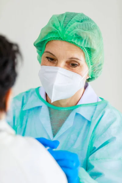 Caucasian Senior Female Doctor Ppe Full Hazard Protection Uniform Face — Stock Photo, Image
