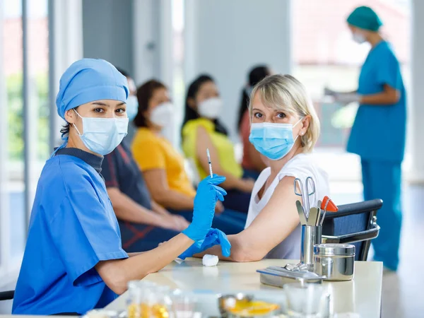 Jeune Femme Médecin Professionnel Porte Masque Facial Uniforme Bleu Hôpital — Photo
