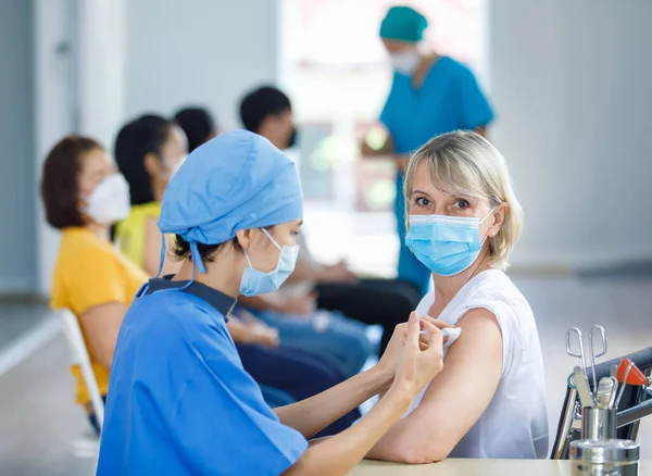 Female Professional Doctor Wears Face Mask Blue Hospital Uniform Injecting — Stock Photo, Image