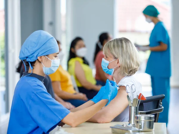 Asiatisk Kvinnlig Läkare Bär Ansiktsmask Och Blå Sjukhusuniform Injicera Vaccin — Stockfoto